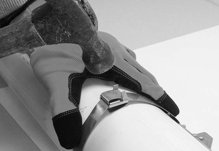 Hammer auf das Ohr der Schnalle