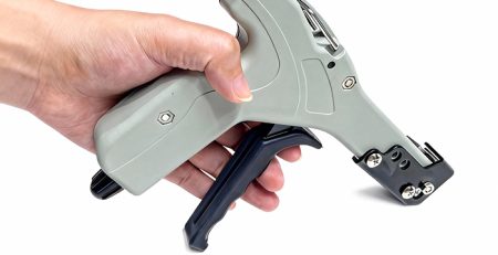 Operação da ferramenta zip tie de aço inoxidável